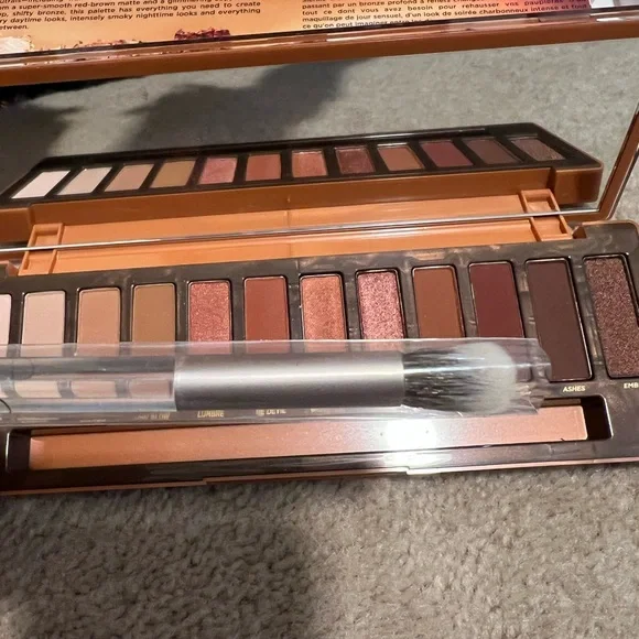 Urban Decay Naked Heat Palette with Warm Hues - Picture 4 of 8